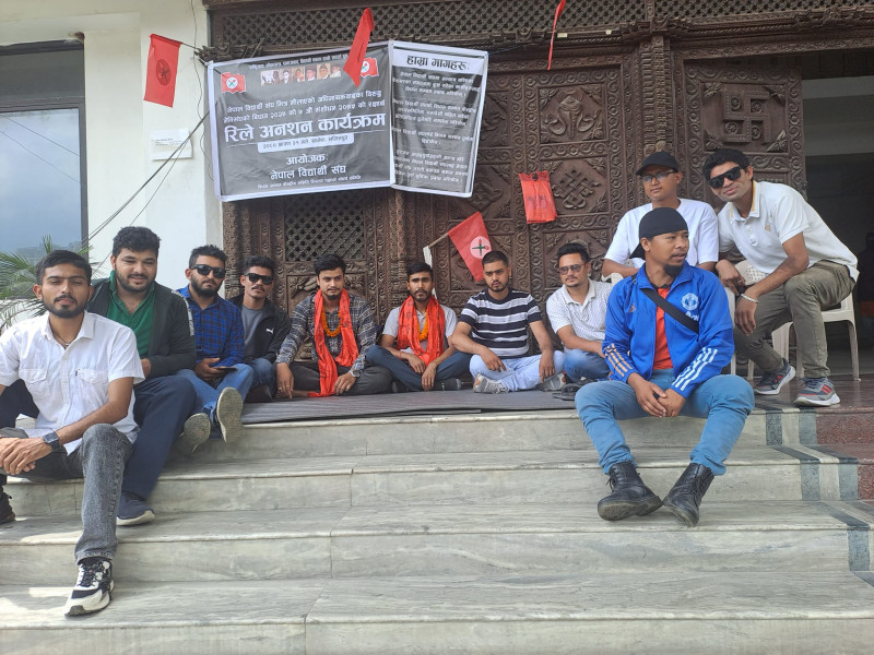 नेविसंघको असन्तुष्ट पक्षको  दोस्रो दिनकाे अनशनमा दिनेश कार्की र निश्चल घिमिरे  